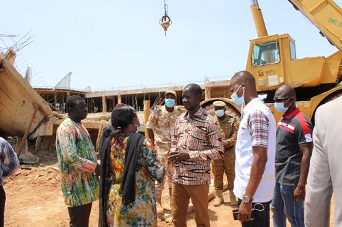 Effondrement d’un chantier à l’UNZ : le ministre Alkassoum Maïga sur les lieux, les étudiants inconsolables 