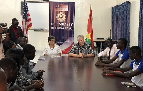 Diplomatie : L’Ambassadeur américain à l’université Norbert Zongo et chez le chef d’Issouka 